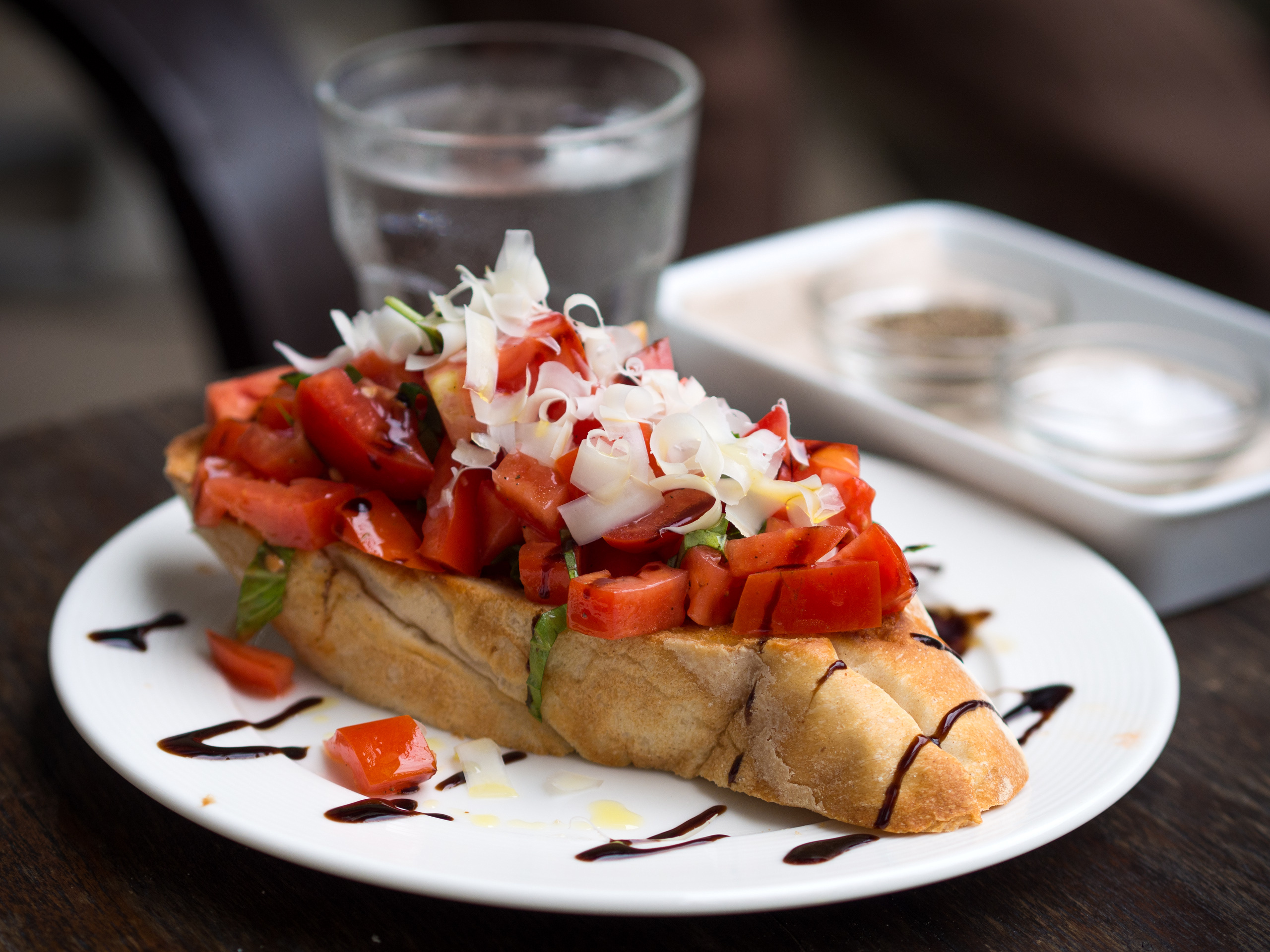 Bruschette con Prosciutto e Rucola