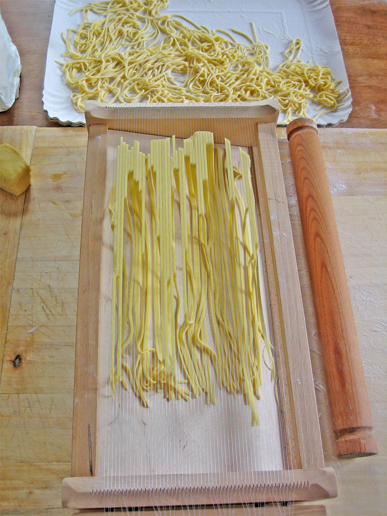 Spaghetti alla Chitara Con Fromaggio e Tartufo (Spaghetti gemaakt met behulp van een chitarra, met kaas en truffel)