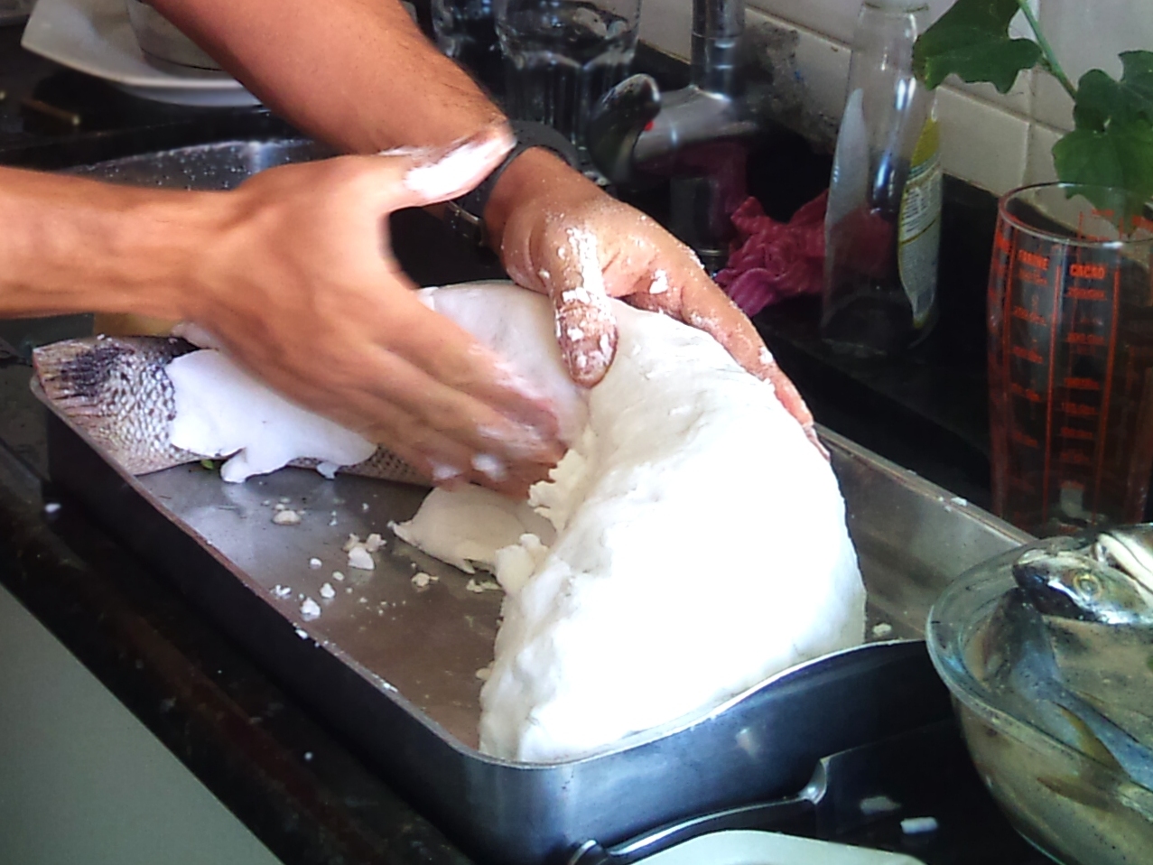 Branzino In Crosta di Sale e Erbe (Zeebaars in zoutkorst met kruiden)
