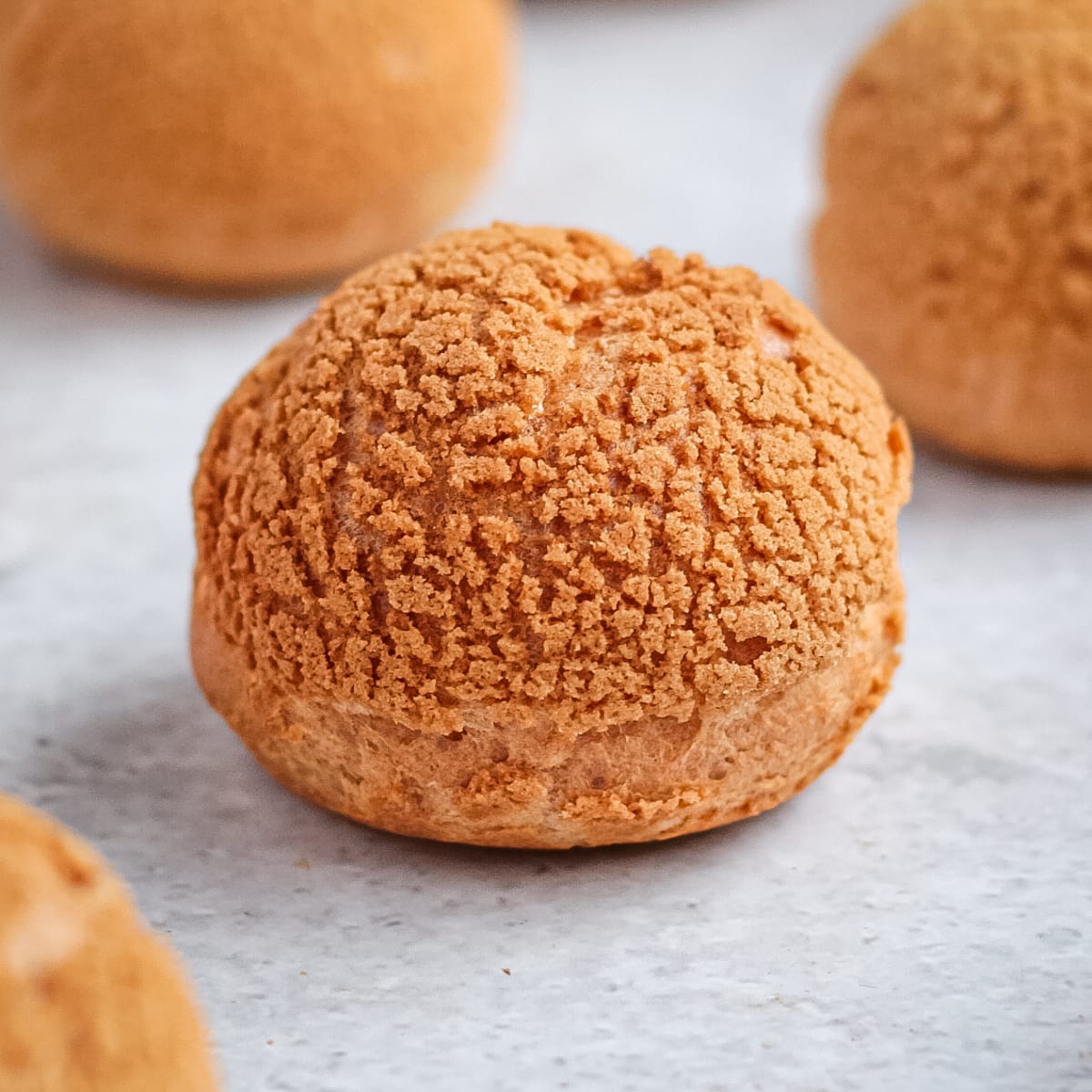 Soes met Craquelin gevult met slagroom