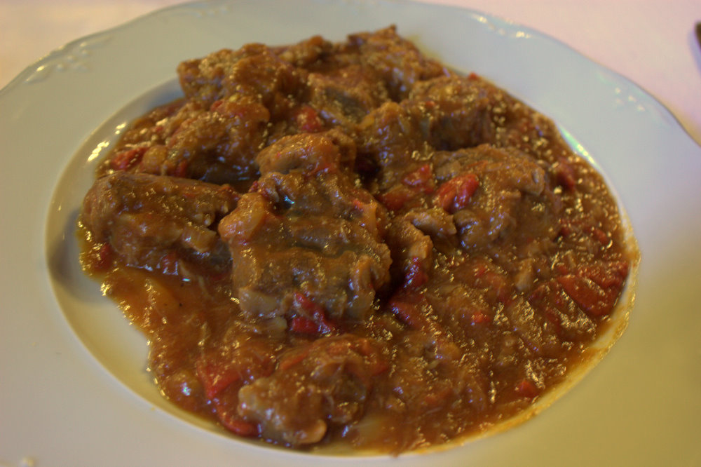 Vitello Brasato Con Uve Del Vino (Kalfsoester met druiven en rozemarijn)